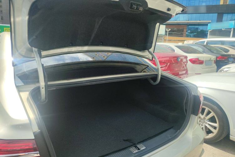 Used Roewe i6 New Energy 2017 45T Hybrid Connect & Smart Enjoyment Edition Trunk