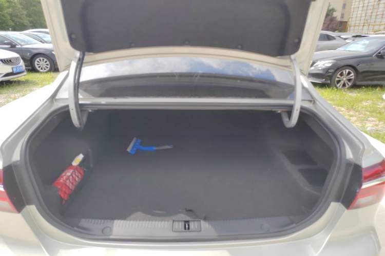 Used Roewe i6 New Energy 2017 45T Hybrid Connect & Smart Enjoyment Edition Trunk