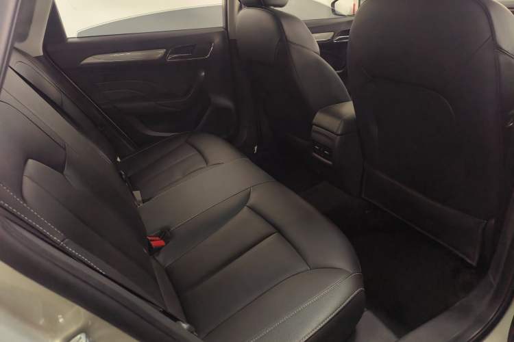 Used Roewe i6 New Energy 2017 45T Hybrid Connect & Smart Enjoyment Edition Interior 4