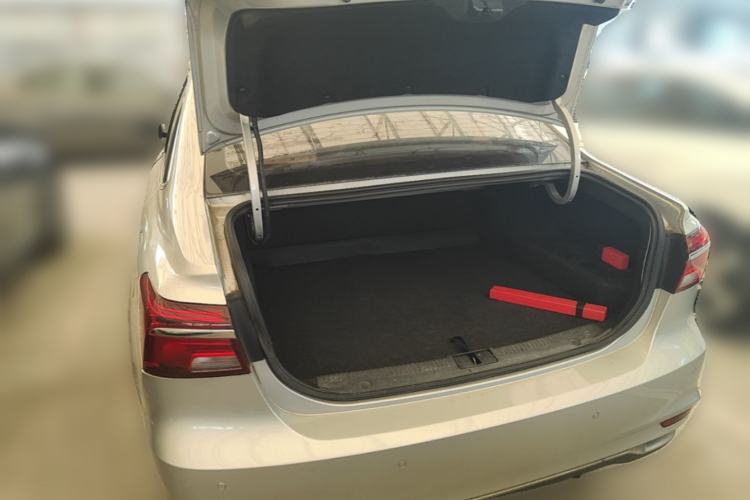 Used Roewe i6 New Energy 2017 45T Hybrid Connect & Smart Enjoyment Edition Trunk