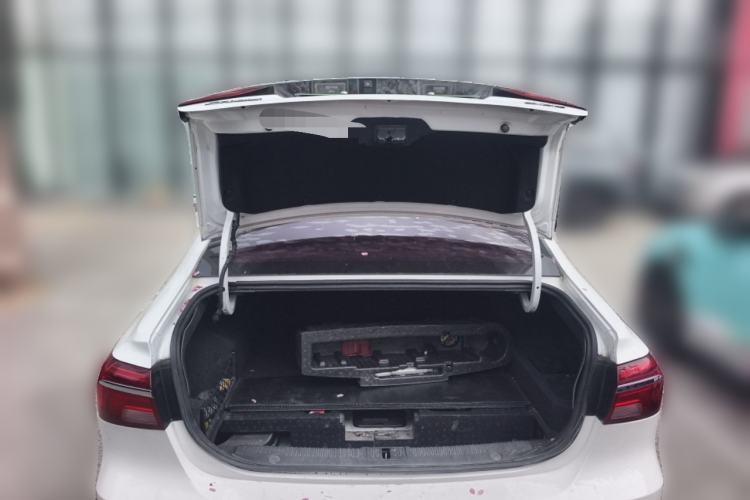 Used Roewe i6 New Energy 2017 45T Hybrid Connect & Smart Enjoyment Edition Trunk