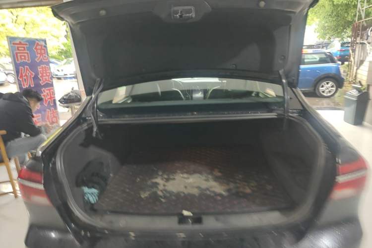 Used Roewe i6 New Energy 2017 45T Hybrid Connect & Smart Enjoyment Edition Trunk