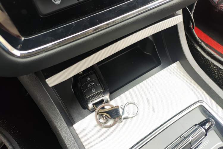 Used Roewe i6 New Energy 2017 45T Hybrid Connect & Smart Enjoyment Edition Interior 1