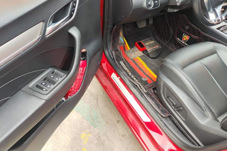Used Roewe i6 New Energy 2017 45T Hybrid Connect & Smart Enjoyment Edition Interior 3