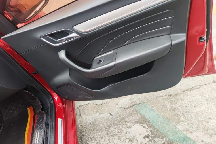 Used Roewe i6 New Energy 2017 45T Hybrid Connect & Smart Enjoyment Edition Interior 5