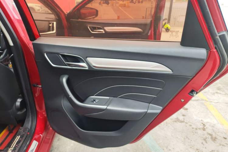 Used Roewe i6 New Energy 2017 45T Hybrid Connect & Smart Enjoyment Edition Interior 6