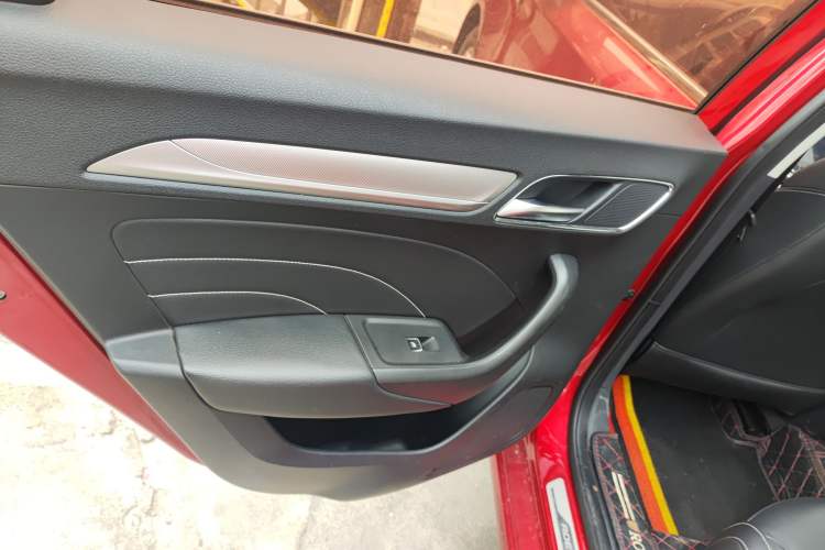 Used Roewe i6 New Energy 2017 45T Hybrid Connect & Smart Enjoyment Edition Interior 8