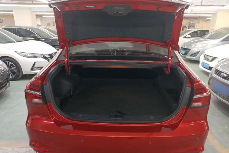 Used Roewe i6 New Energy 2017 45T Hybrid Connect & Smart Enjoyment Edition Trunk