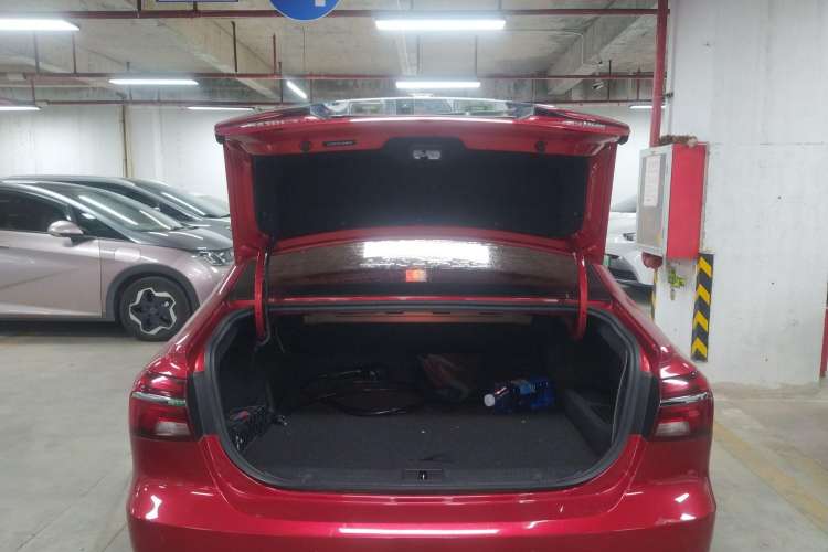 Used Roewe i6 New Energy 2017 45T Hybrid Connect & Smart Enjoyment Edition Trunk