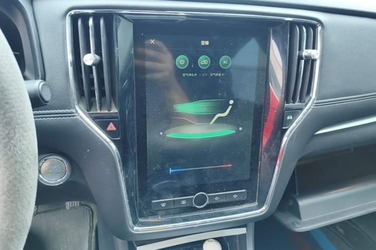 Used Roewe i6 New Energy 2017 45T Hybrid Connect & Smart Enjoyment Edition Audio And AC Panel