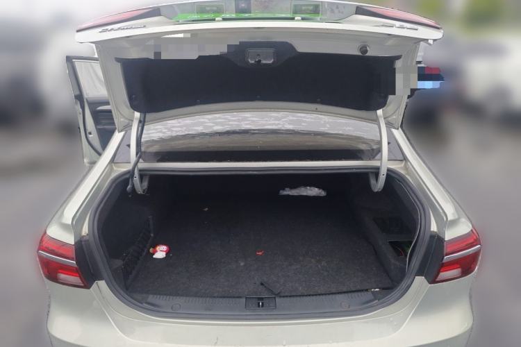 Used Roewe i6 New Energy 2017 45T Hybrid Connect & Smart Enjoyment Edition Trunk