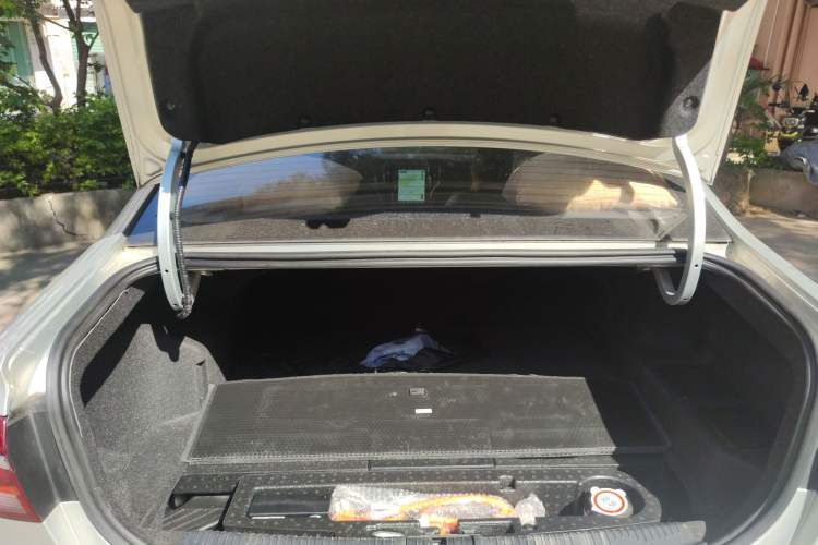 Used Roewe i6 New Energy 2017 45T Hybrid Connect & Smart Enjoyment Edition Trunk