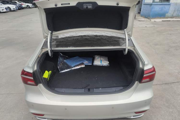 Used Roewe i6 New Energy 2017 45T Hybrid Connect & Smart Enjoyment Edition Trunk