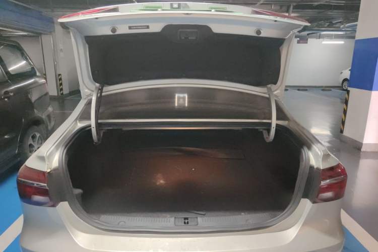 Used Roewe i6 New Energy 2017 45T Hybrid Connect & Smart Enjoyment Edition Trunk