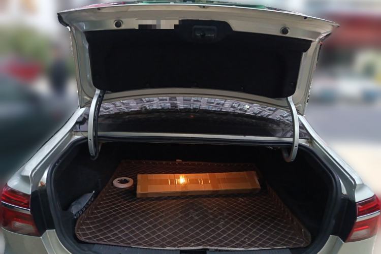 Used Roewe i6 New Energy 2017 45T Hybrid Connect & Smart Enjoyment Edition Trunk