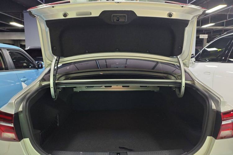 Used Roewe i6 New Energy 2017 45T Hybrid Connect & Smart Enjoyment Edition Trunk