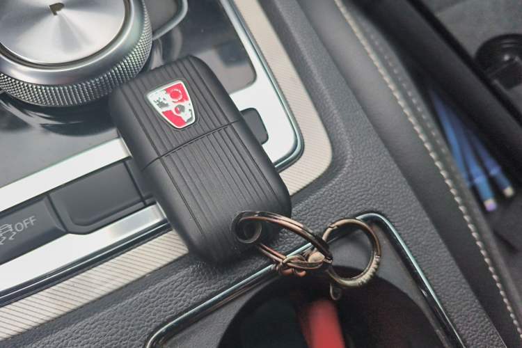 Used Roewe i6 New Energy 2017 45T Hybrid Connective Smart Luxury Edition Vehicle Key
