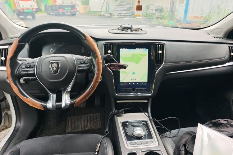 Used Roewe i6 New Energy 2017 45T Hybrid Connective Smart Luxury Edition Center Console