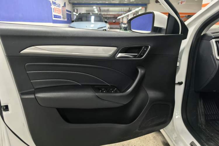 Used Roewe i6 New Energy 2017 45T Hybrid Connect & Smart Enjoyment Edition Interior 1