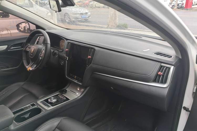 Used Roewe i6 New Energy 2017 45T Hybrid Connect & Smart Enjoyment Edition Interior 3