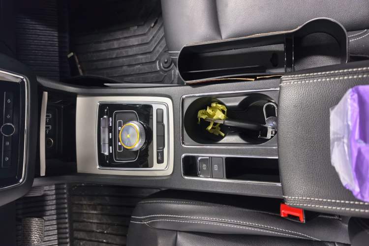 Used Roewe i6 New Energy 2017 45T Hybrid Connect & Smart Enjoyment Edition Interior 3