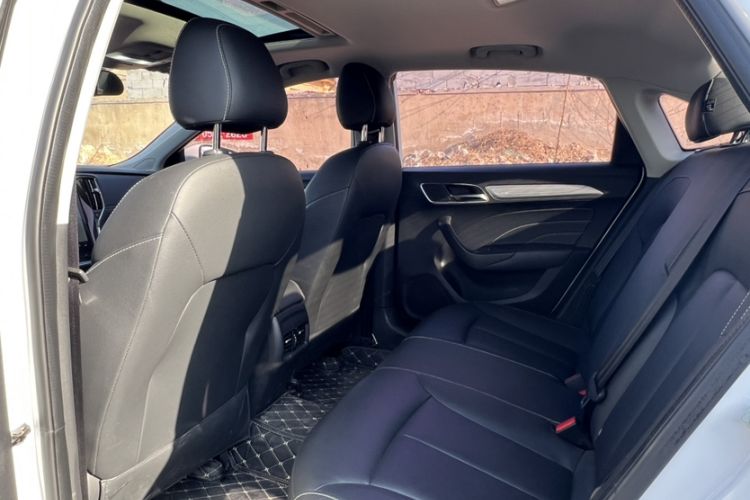 Used Roewe i6 New Energy 2017 45T Hybrid Connect & Smart Enjoyment Edition Interior 4