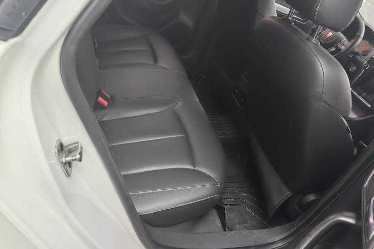 Used Roewe i6 New Energy 2017 45T Hybrid Connect & Smart Enjoyment Edition Interior 5