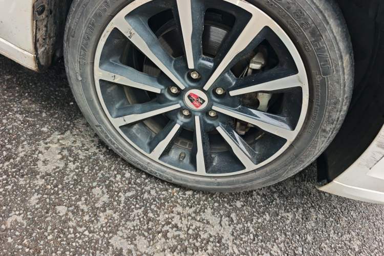 Used Roewe i6 New Energy 2017 45T Hybrid Connective Smart Luxury Edition Right Front Wheel Hub