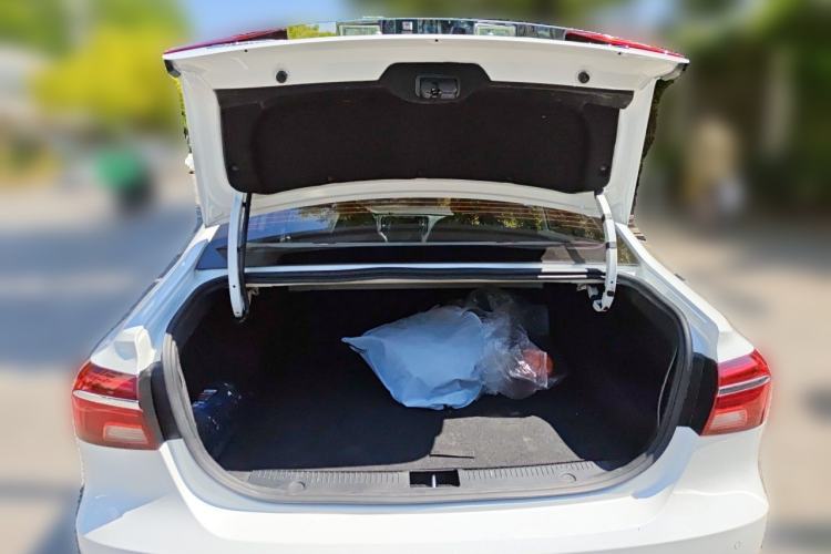 Used Roewe i6 New Energy 2017 45T Hybrid Connect & Smart Enjoyment Edition Trunk