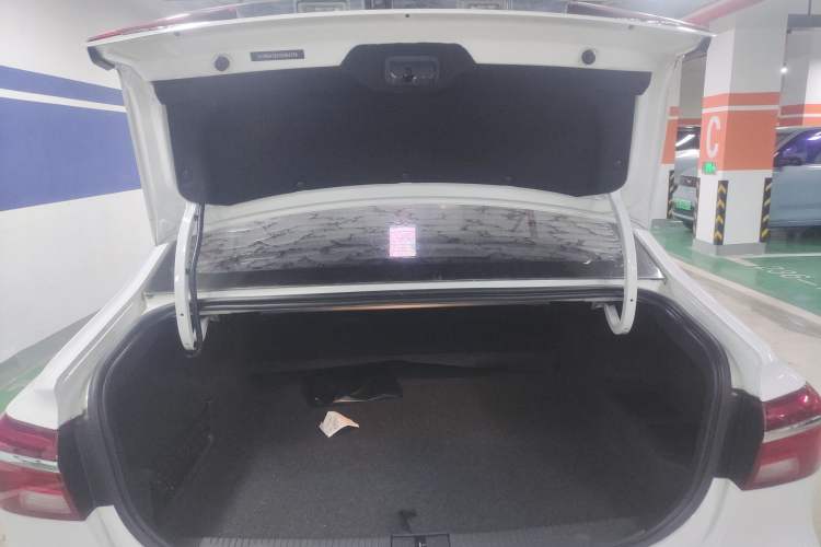 Used Roewe i6 New Energy 2017 45T Hybrid Connect & Smart Enjoyment Edition Trunk