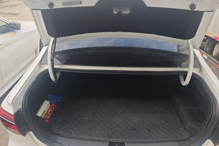 Used Roewe i6 New Energy 2017 45T Hybrid Connect & Smart Enjoyment Edition Trunk