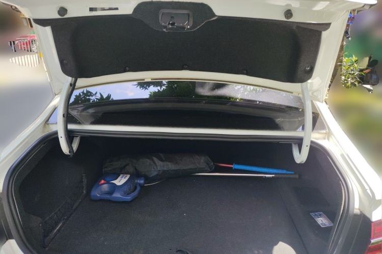 Used Roewe i6 New Energy 2017 45T Hybrid Connect & Smart Enjoyment Edition Trunk