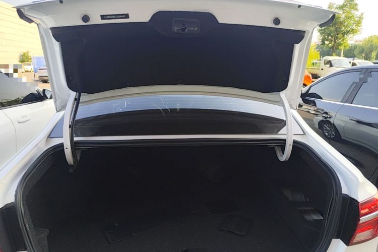 Used Roewe i6 New Energy 2017 45T Hybrid Connect & Smart Enjoyment Edition Trunk