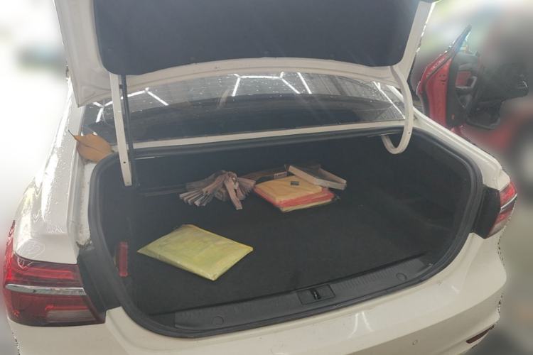 Used Roewe i6 New Energy 2017 45T Hybrid Connect & Smart Enjoyment Edition Trunk