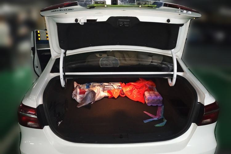 Used Roewe i6 New Energy 2017 45T Hybrid Connect & Smart Enjoyment Edition Trunk