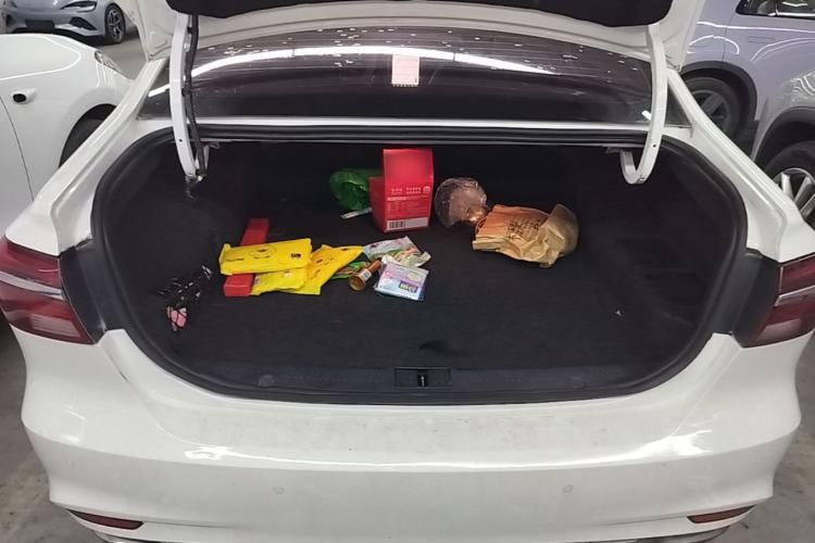 Used Roewe i6 New Energy 2017 45T Hybrid Connect & Smart Enjoyment Edition Trunk