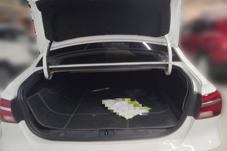 Used Roewe i6 New Energy 2017 45T Hybrid Connect & Smart Enjoyment Edition Trunk