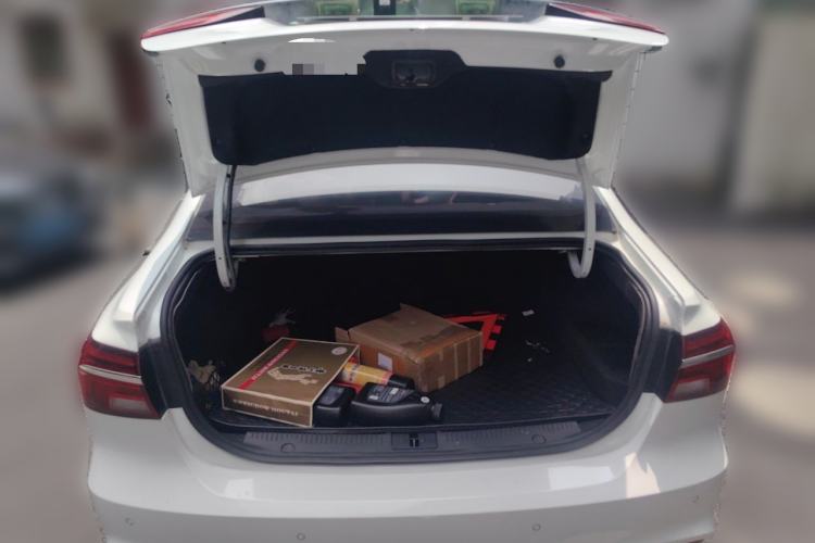 Used Roewe i6 New Energy 2017 45T Hybrid Connect & Smart Enjoyment Edition Trunk