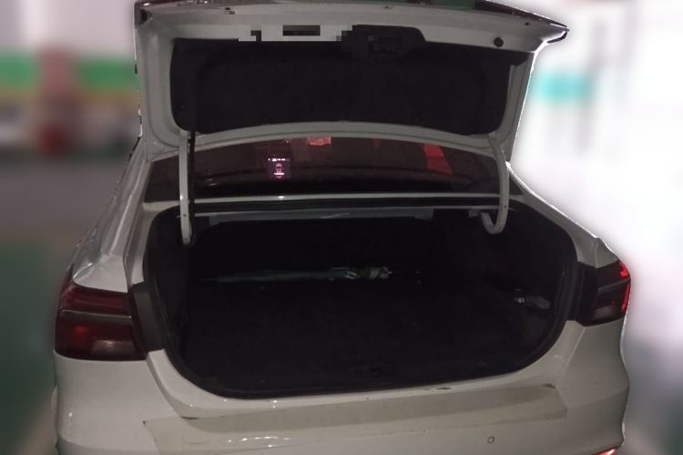 Used Roewe i6 New Energy 2017 45T Hybrid Connect & Smart Enjoyment Edition Trunk