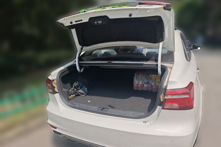 Used Roewe i6 New Energy 2017 45T Hybrid Connective Smart Luxury Edition Trunk