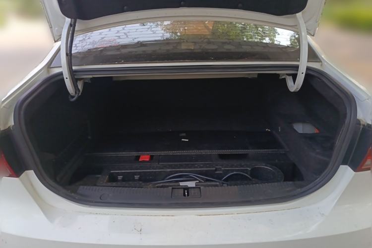 Used Roewe i6 New Energy 2017 45T Hybrid Connect & Smart Enjoyment Edition Trunk