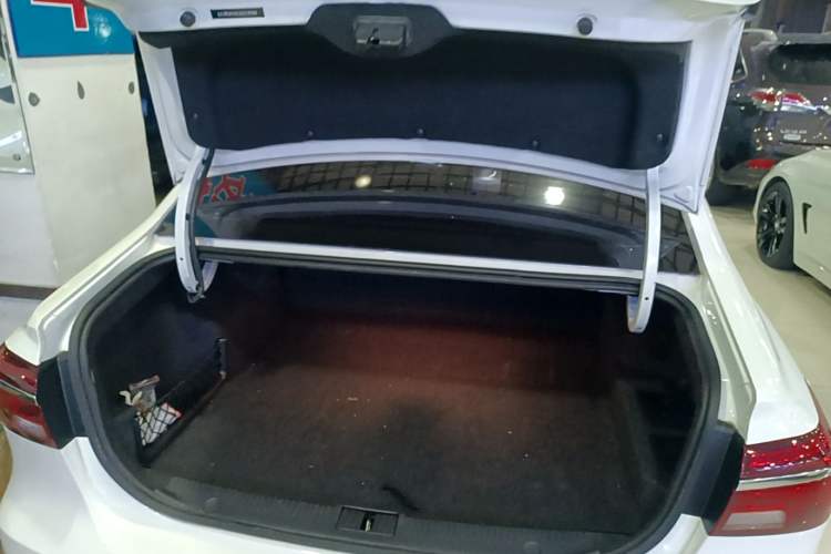 Used Roewe i6 New Energy 2017 45T Hybrid Connect & Smart Enjoyment Edition Trunk
