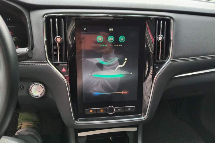 Used Roewe i6 New Energy 2017 45T Hybrid Connect & Smart Enjoyment Edition Audio And AC Panel
