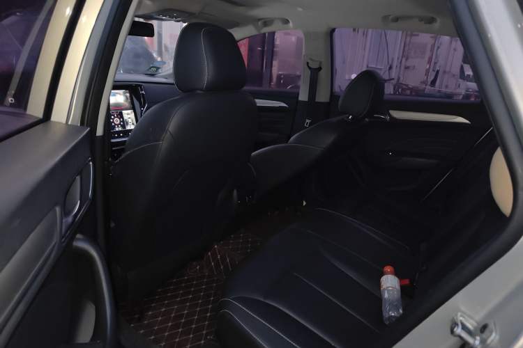 Used Roewe i6 New Energy 2017 45T Hybrid Connect & Smart Enjoyment Edition Interior 4