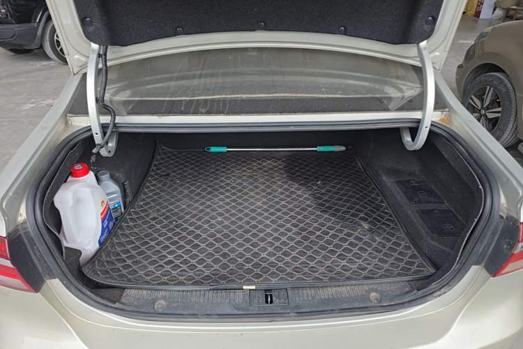 Used Roewe i6 New Energy 2017 45T Hybrid Connect & Smart Enjoyment Edition Trunk