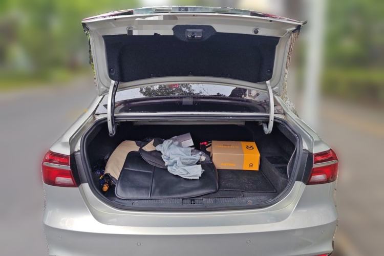 Used Roewe i6 New Energy 2017 45T Hybrid Connect & Smart Enjoyment Edition Trunk