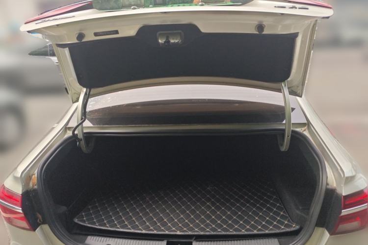 Used Roewe i6 New Energy 2017 45T Hybrid Connect & Smart Enjoyment Edition Trunk