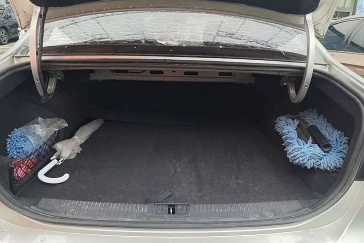 Used Roewe i6 New Energy 2017 45T Hybrid Connect & Smart Enjoyment Edition Trunk