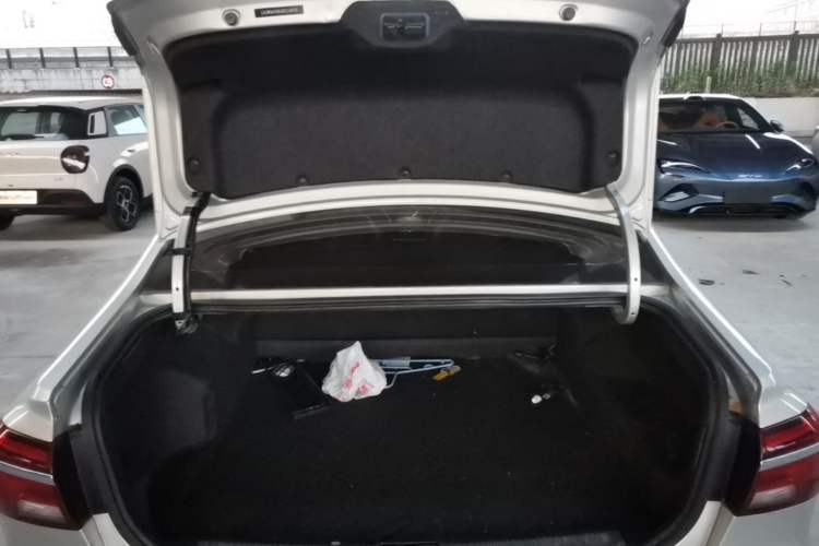 Used Roewe i6 New Energy 2017 45T Hybrid Connect & Smart Enjoyment Edition Trunk