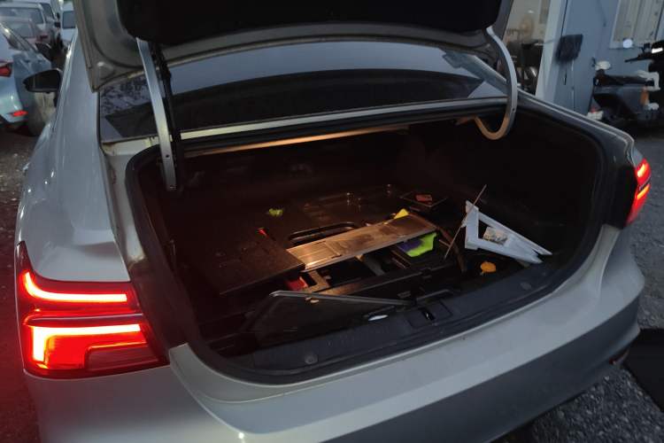 Used Roewe i6 New Energy 2017 45T Hybrid Connect & Smart Enjoyment Edition Trunk